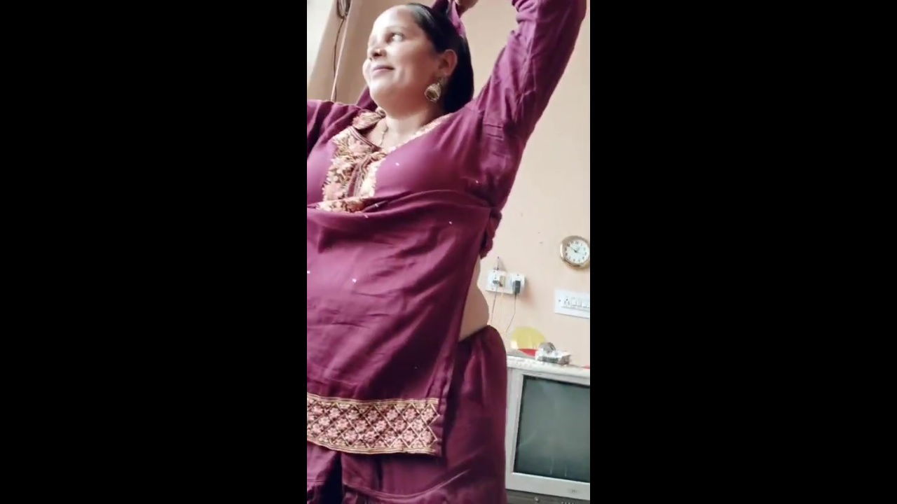 hot bhabhi ne devar ke samne kapde utar di